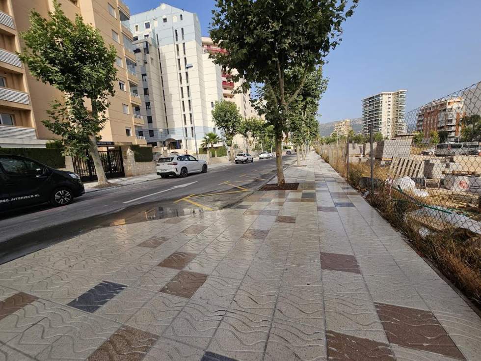 Calp finaliza la mejora de las aceras de la calle Castelló de la Plana con una inversión de 231.400 euros