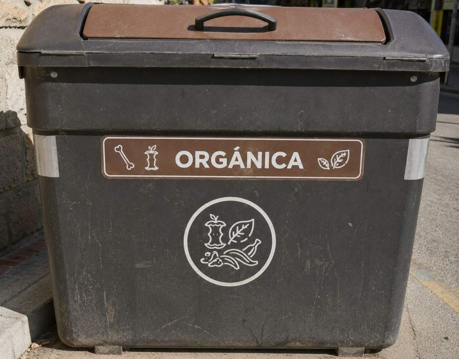 ¿Sabes qué residuos deben ir al contenedor marrón? Separarlos correctamente mejora el reciclaje y protege el medio ambiente