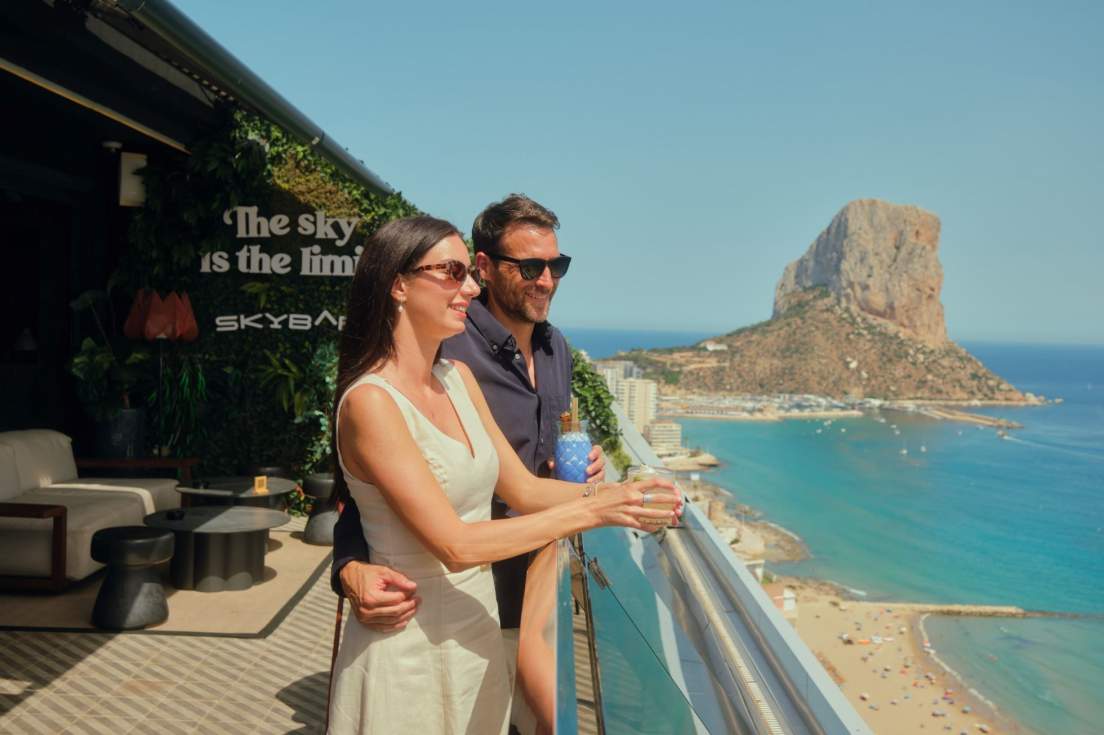 El Sky Bar de ESTIMAR Calpe Suitopía: el punto de encuentro perfecto para vivir agosto entre música, vistas y tradiciones