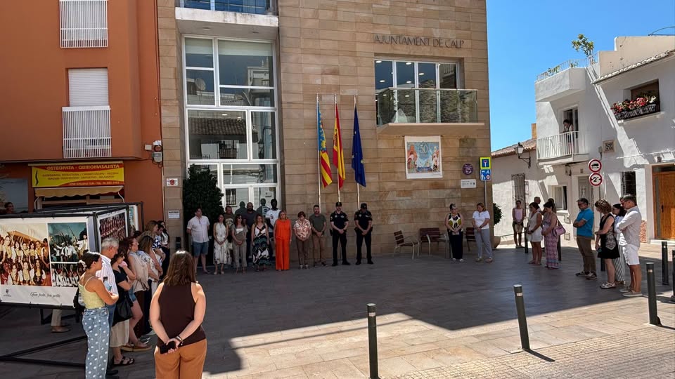 Calp guarda un minuto de silencio por el asesinato de una mujer y su hija en Alicante