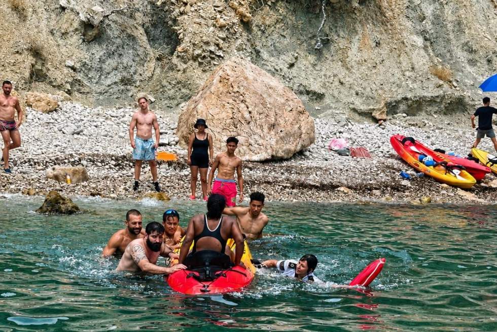 La Policía Local de Calp realiza el primer rescate marítimo del verano en la cala Racó del Corb