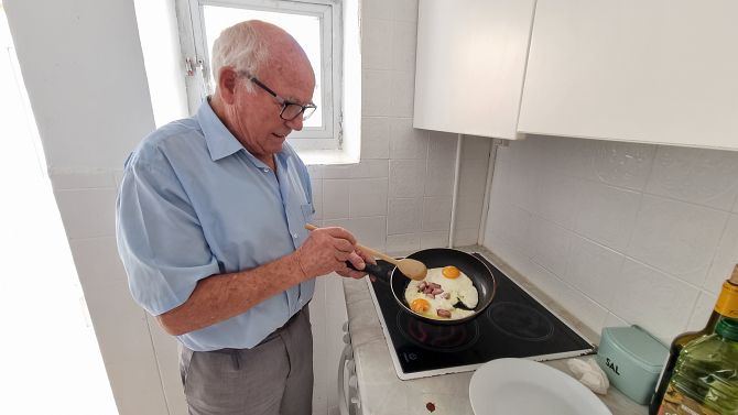 Eulogio ya puede cocinar en su casa