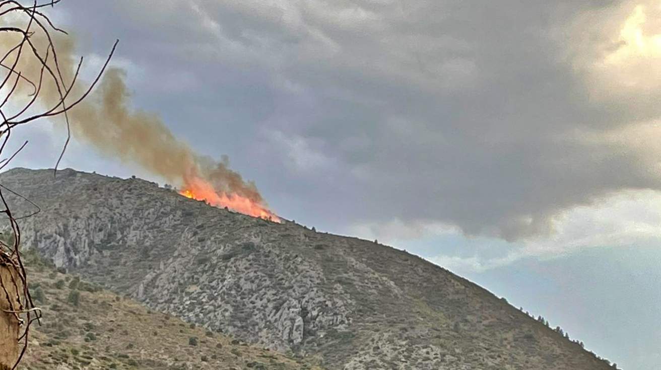 Incendio en la montaña Cocoy en Benigembla