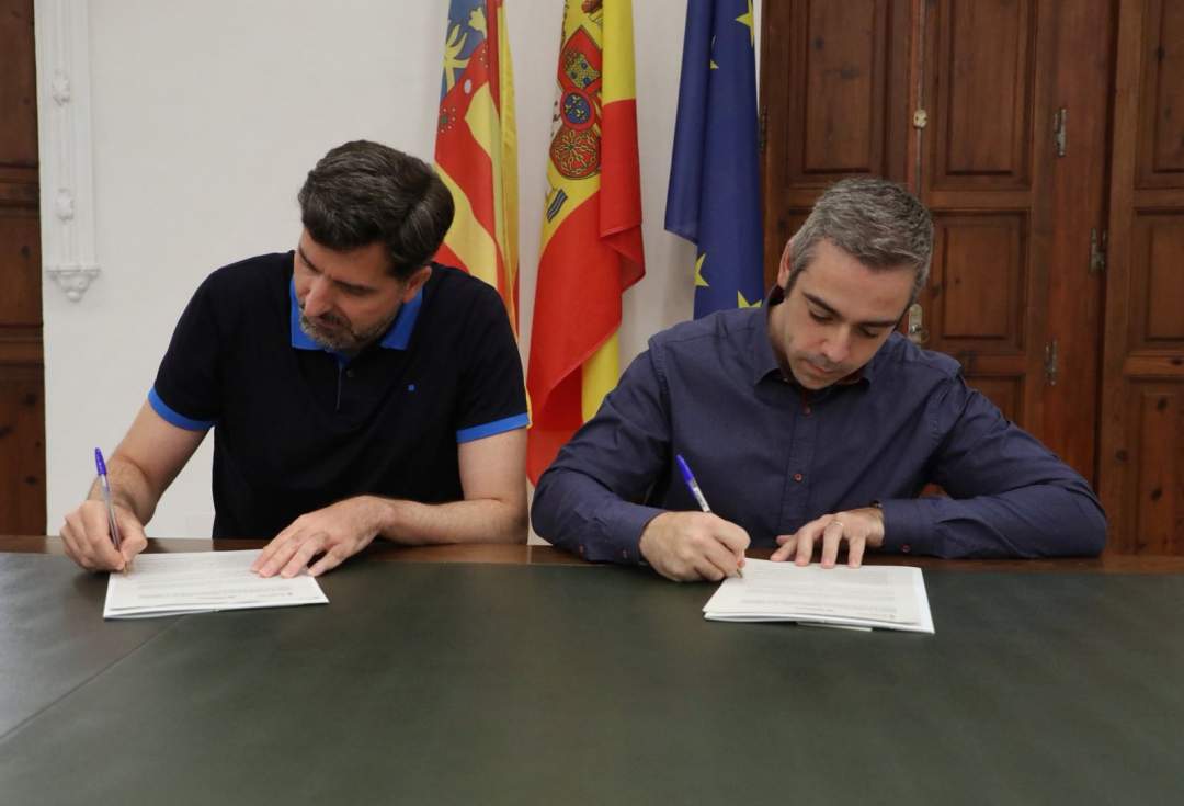 Francisco González y Santiago Calaforra durante la firma del convenio
