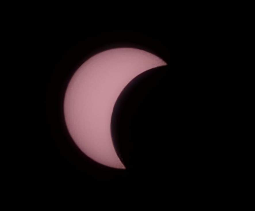 El eclipse solar, visto desde el Puig de la Lloren&ccedil;a de Benitatxell, dej&oacute; durante sus fases centrales esta caracter&iacute;stica imagen del Sol convertido en una fina media luna