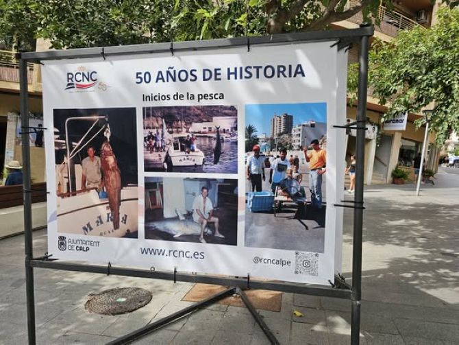 Calp recorre los 50 años de historia del Real Club Náutico con una exposición fotográfica al aire libre