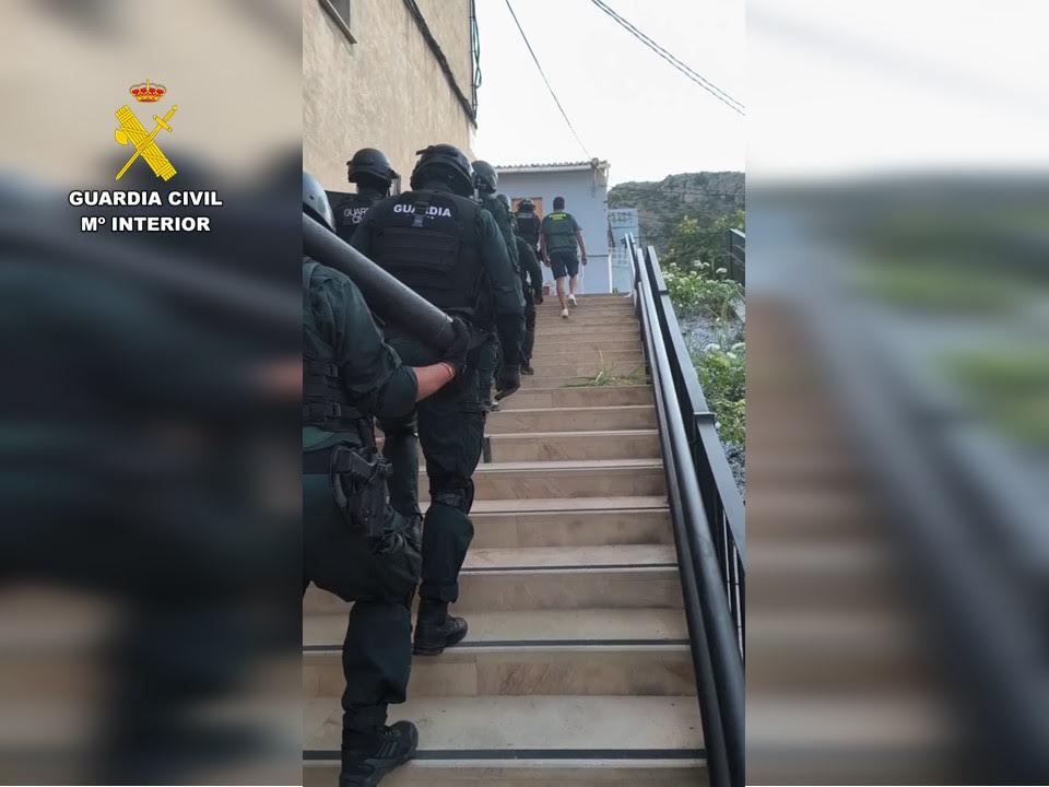 El equipo ROCA de la Guardia Civil de Calp participa en la desarticulación de un grupo criminal dedicado al cultivo de marihuana en la Marina Alta