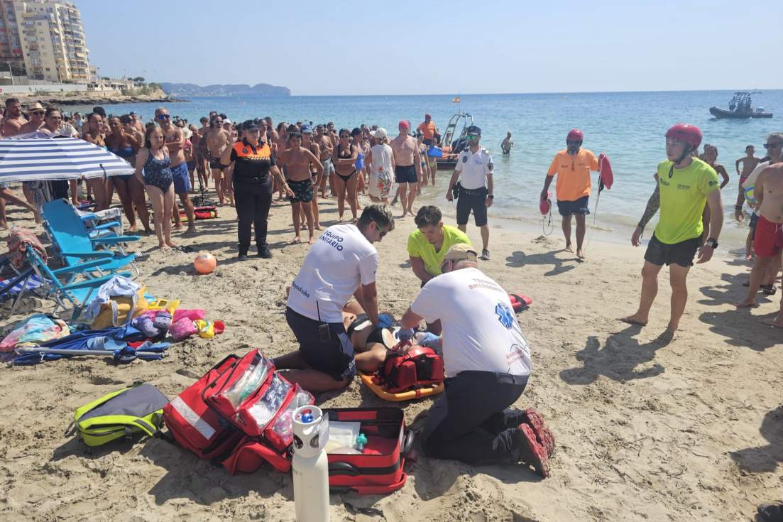 Calp pone a prueba su dispositivo de rescate en la playa de la Fossa
