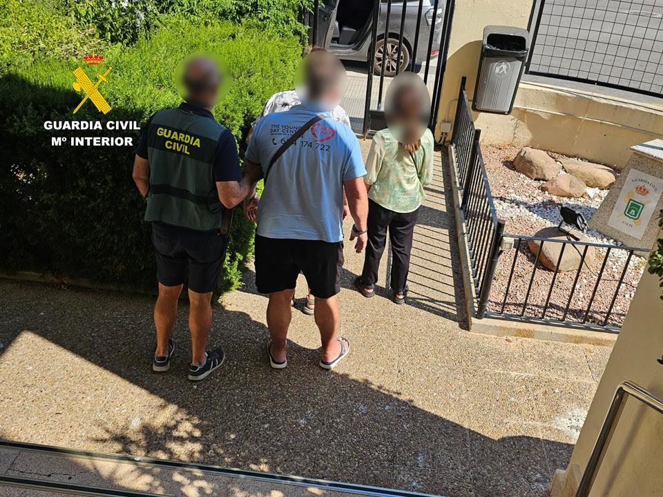 La Guardia Civil detiene en Calp a tres personas por someter y manipular a una anciana para apoderarse de su patrimonio