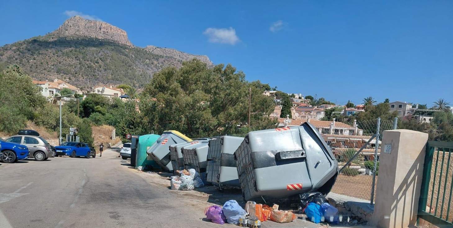 Piquetes bloquean los camiones de basura en Calp y dejan al municipio sin recogida durante toda la noche
