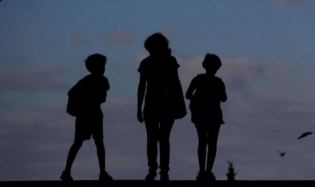 Imagen de archivo de una madre y sus hijos que se dirigen al colegio durante la mañana del inicio de un curso escolar en la Comunitat Valenciana. EFE/ Kai Försterling
