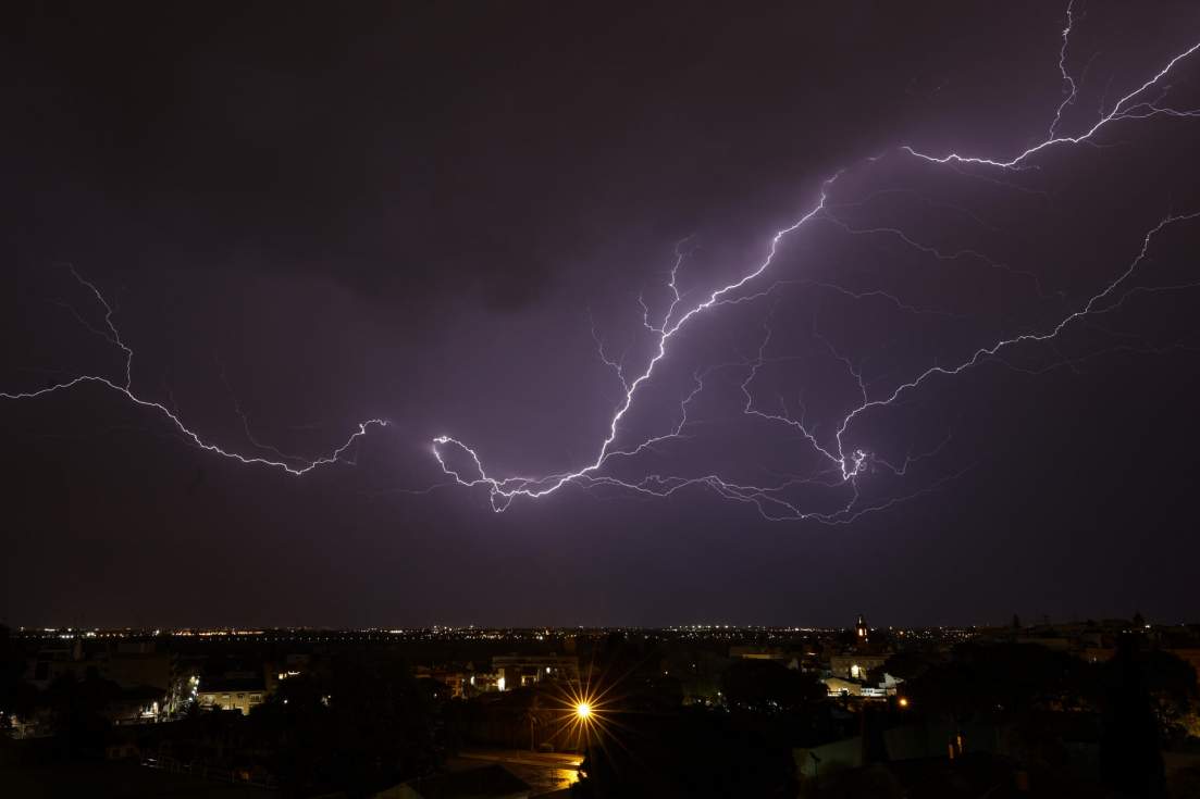 Imagen de archivo de una vista general de unos rayos cruzando el cielo de la Comunitat Valenciana. EFE/Kai Försterling /Archivo