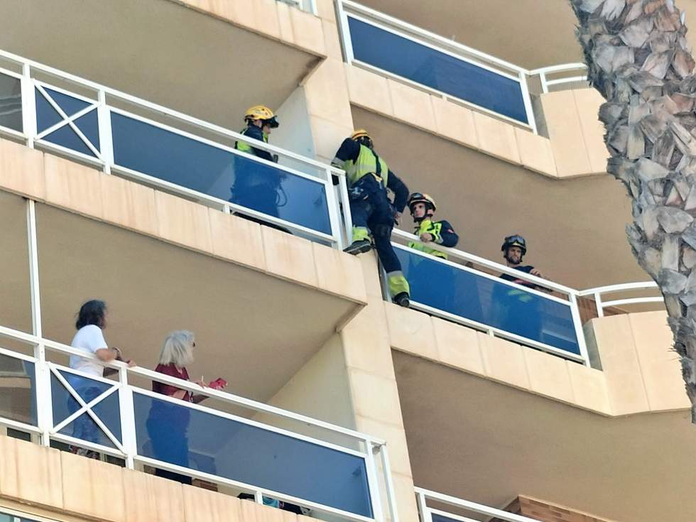 Los bomberos acceden por el balcón / Imagen: Miguel Ángel de Juan