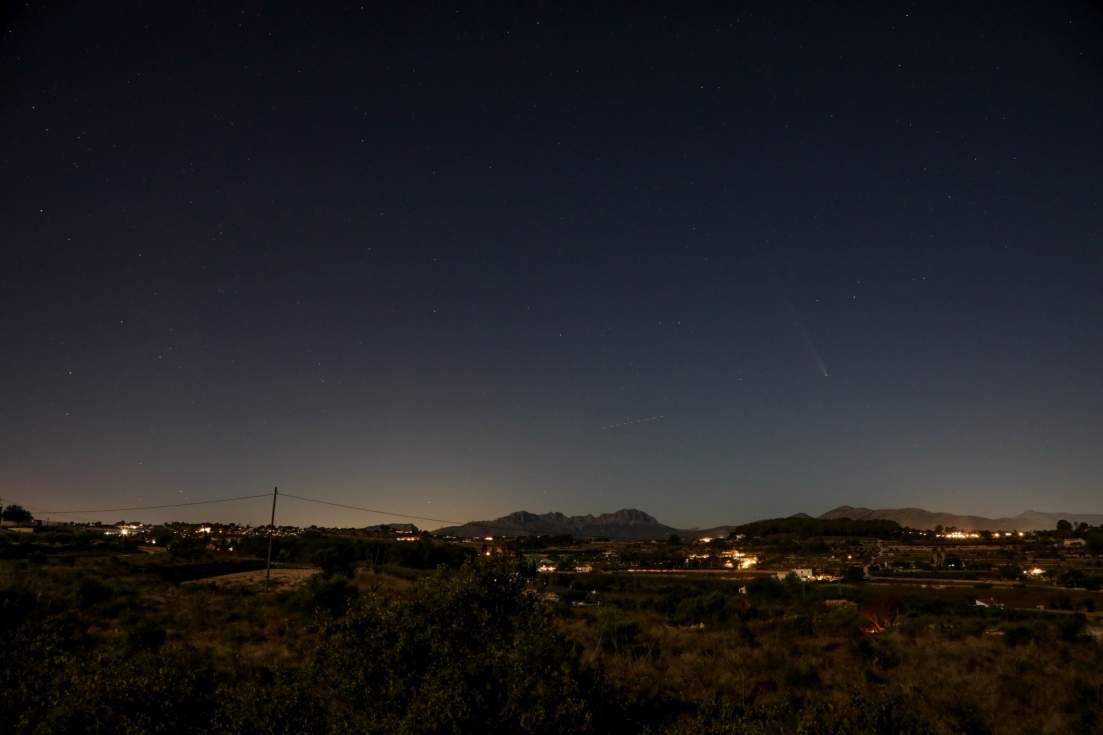 cometa C2023 A3 Tsuchinshan-ATLAS junto a los satélites Starlink