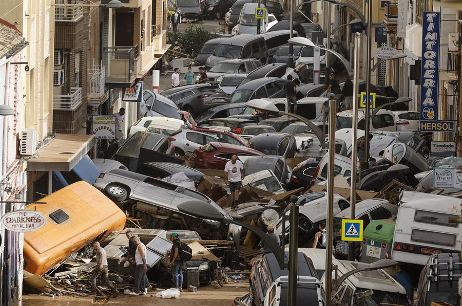 Vehículos amontonados en una calle tras las intensas lluvias de la fuerte dana, este miércoles en Picaña (Valencia). EFE/Biel Aliño