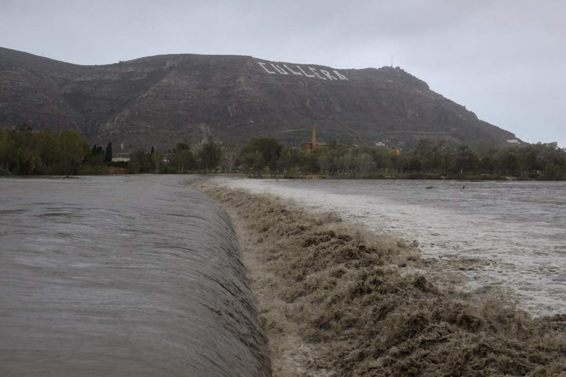 Vista general del río Júcar a su paso por Cullera (Valencia) que lleva un gran caudal debido a las lluvias torrenciales que afectan a la Comunitat Valenciana EFE/Ayuntamiento Cullera