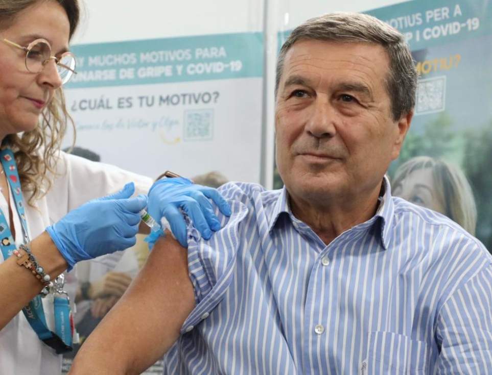 El conseller de Sanidad, Marciano Gómez, se vacuna contra la gripe y la covid-19, como parte de la campaña de concienciación para fomentar la inmunización en la población