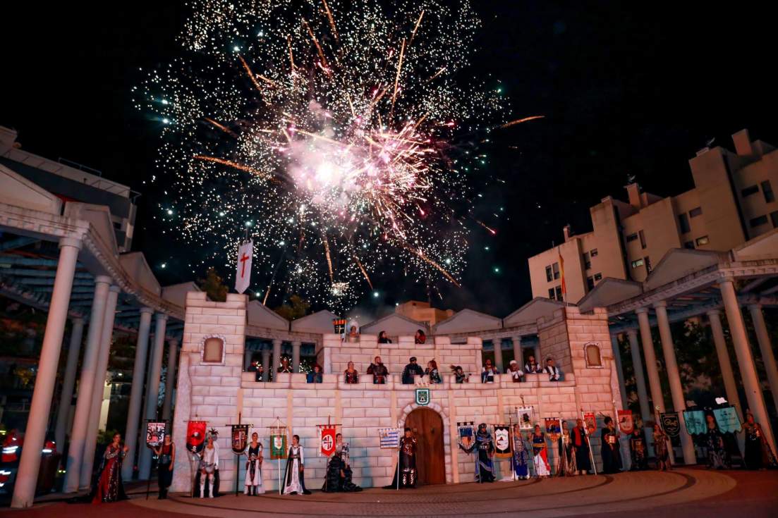 Fuegos artificiales coronaron la noche del pregón en la Plaza Mayor de Calp.