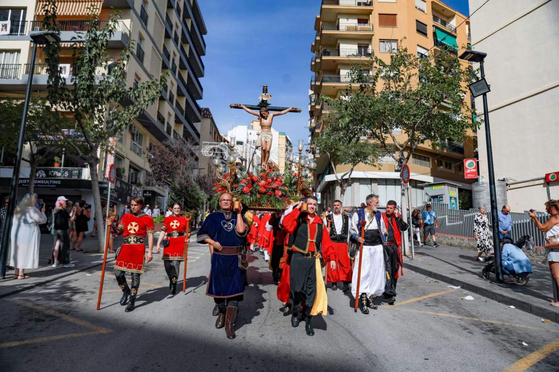 Los festeros portan la imagen del Santíssim Crist de la Suor por las calles de Calp durante el primer acto religioso de la jornada. Los festeros portan la imagen del Santíssim Crist de la Suor por las calles de Calp durante el primer acto religioso de la jornada.