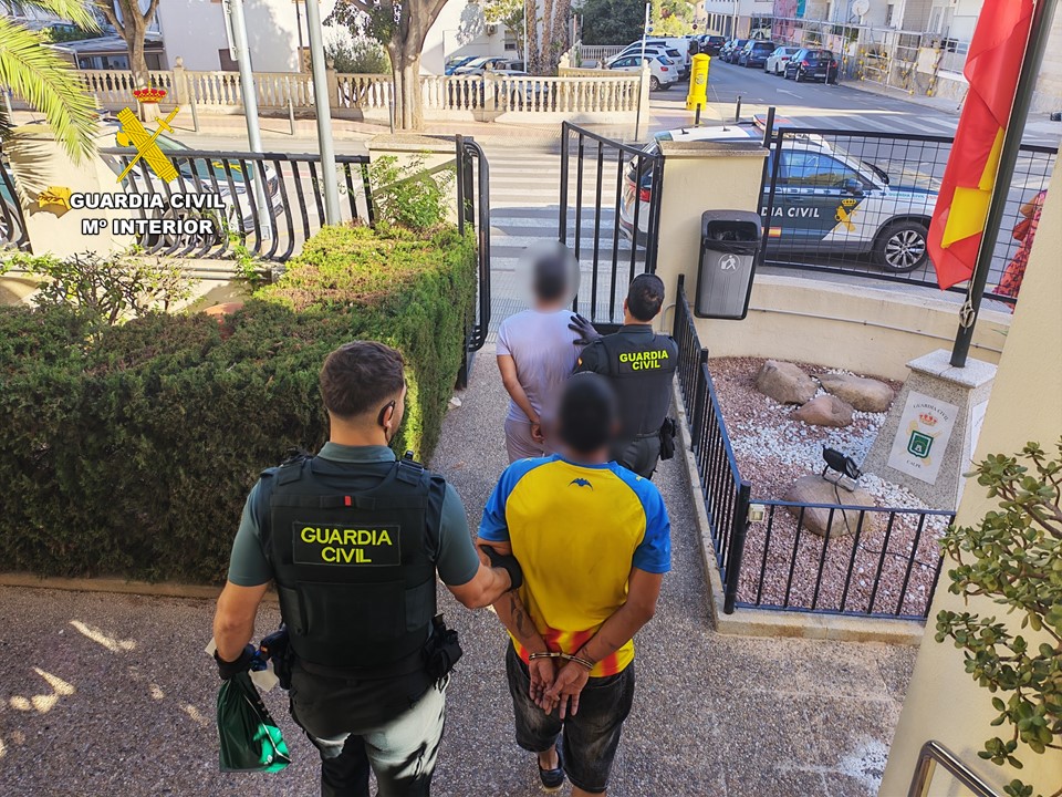 Agentes de la Guardia Civil durante la detenci&oacute;n de los dos acusados del robo con violencia en Calp.