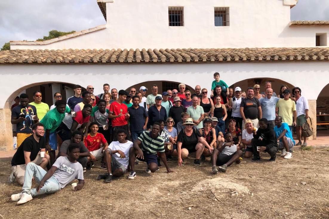 Participantes en la jornada de limpieza de residuos en Calp