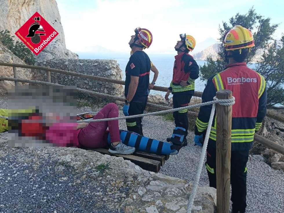 Bomberos durante el rescate del escalador herido en el Pe&ntilde;&oacute;n de Ifach.