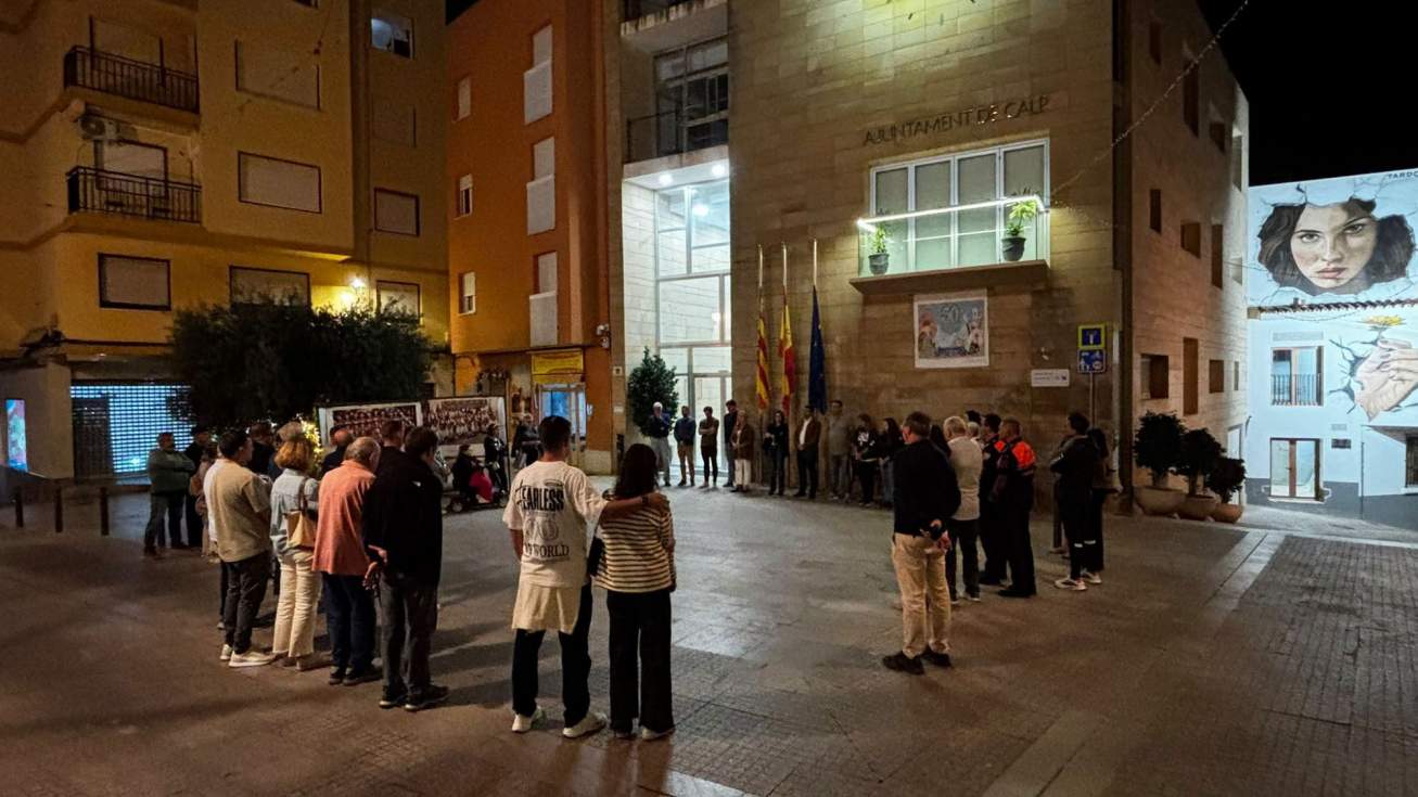 Minuto de silencio celebrado en la plaza Miguel Rosell&oacute; de Calp.