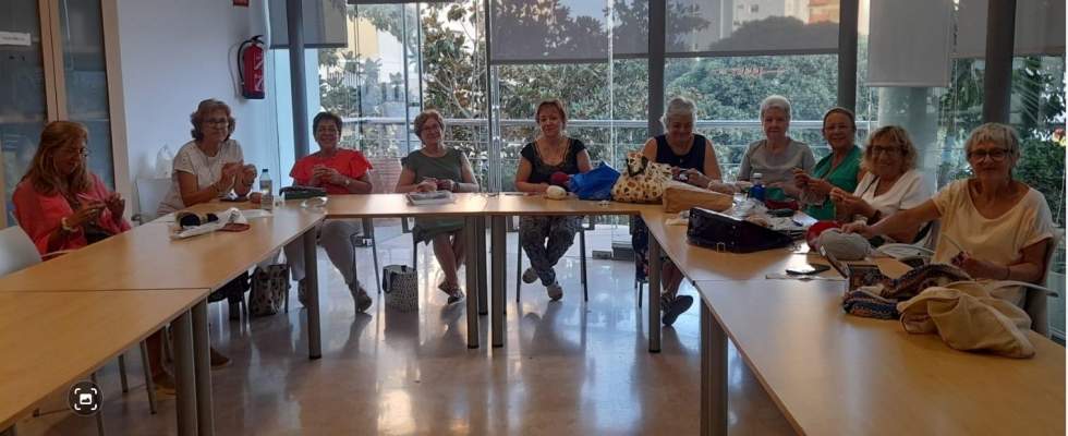 Participantes en el taller de ganchillo del Centro C&iacute;vico de Calp