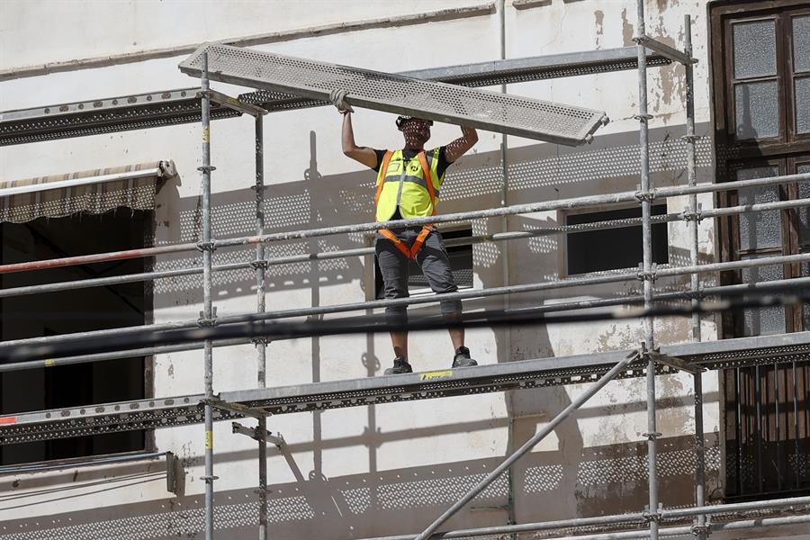 Un obrero de la construcción trabaja en un andamio. Archivo/EFE/Manuel Bruque