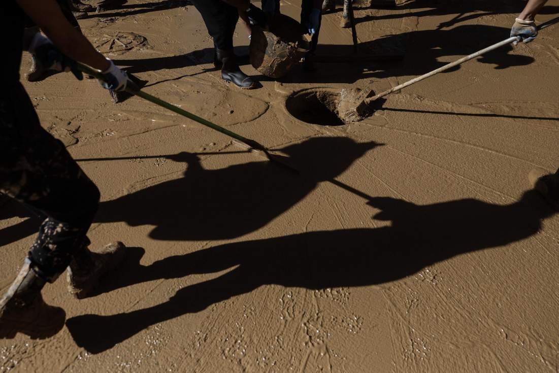 Voluntarios trabajan en las labores de limpieza en la localidad valenciana de Alfafar, este sábado. EFE/ Kai Försterling