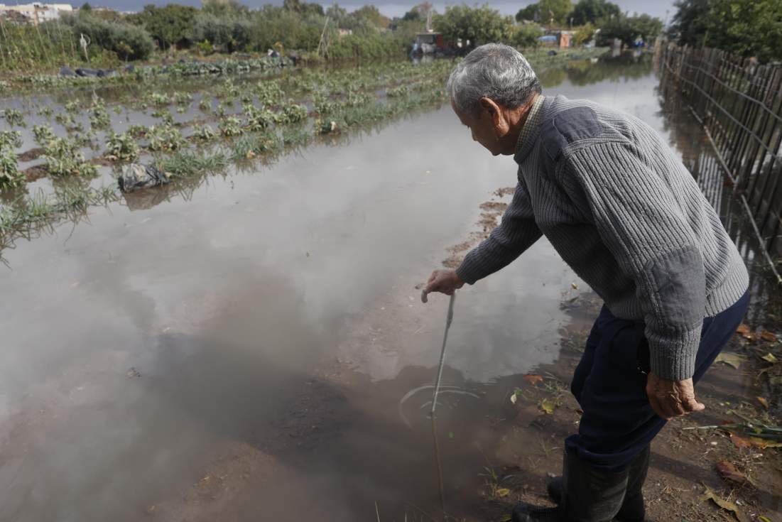 En la imagen, un hombre comprueba los daños en su huerto en Aldaia. EFE/ Kai Forsterling/Archivo