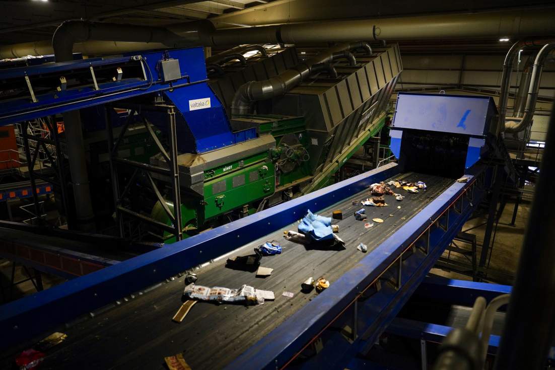 Imagen de archivo de una cinta con residuos en una planta de separación de basura. EFE/Paco Paredes