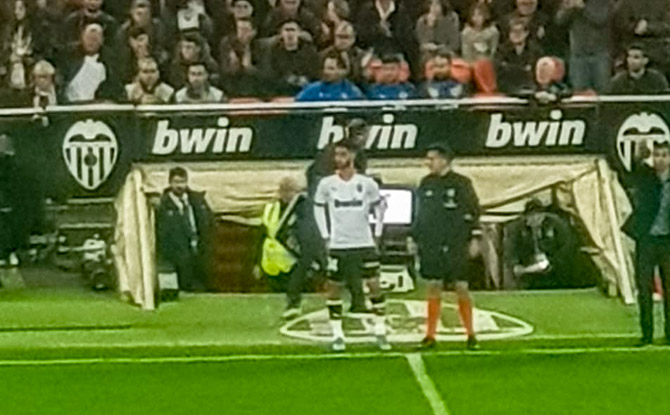 Momento captado por el móvil de un familiar justo antes de pisar el terreno de juego.