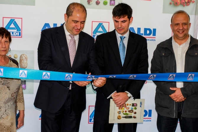 El alcalde de Ondará, Ximo Ferrando, durante el acto de inauguración de ALDI