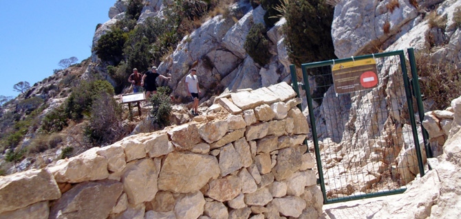 La senda del peñón cerrada