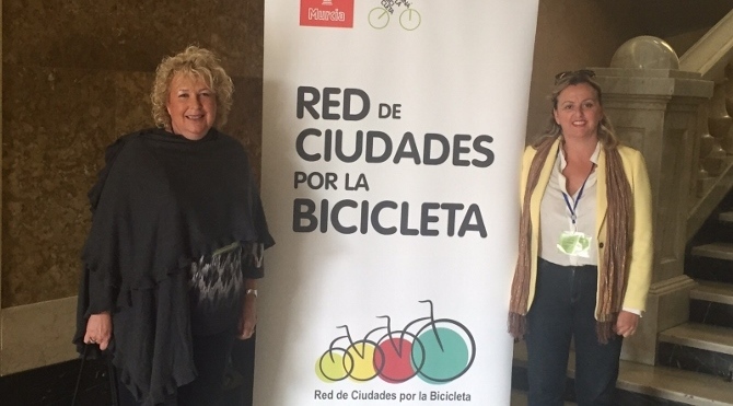 En la imagen las concejalas, Carole Saunders y Ana Sala