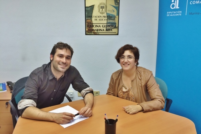 El portavoz de Compromís en la Diputación de Alicante, Gerard Fullana y la exalcaldesa de Gata de Gorgos Mayte Signes, directora en las oficinas comarcales de la Diputación ubicadas en Dénia
