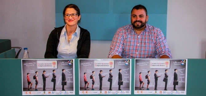 La Directora General de El Recetario Financiero® y Responsable de la Escuela de Jóvenes Emprendedores de Benissa y el concejal de Juventud en la localidad, Jorge Ivars.