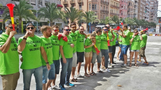 La Policía Local de Calp protesta frente a las puertas de la Diputación de Alicante.