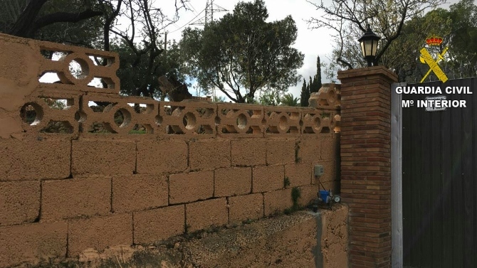 En la imagen la valla saltada por los perros en la localidad de Calpe