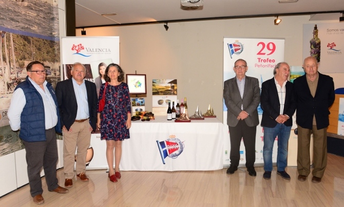 Foto de familica en la presentación oficial de la regata que tuvo lugar el pasado viernes 19 de mayo en el Consejo Regulador Vinos de Valencia- ©RCN Calpe