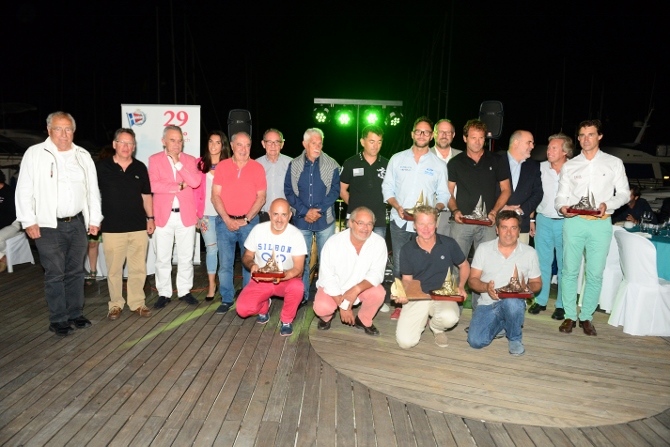 Foto de familia con todos los vencedores del Trofeo Peñón de Ifach - ©RCN Calpe